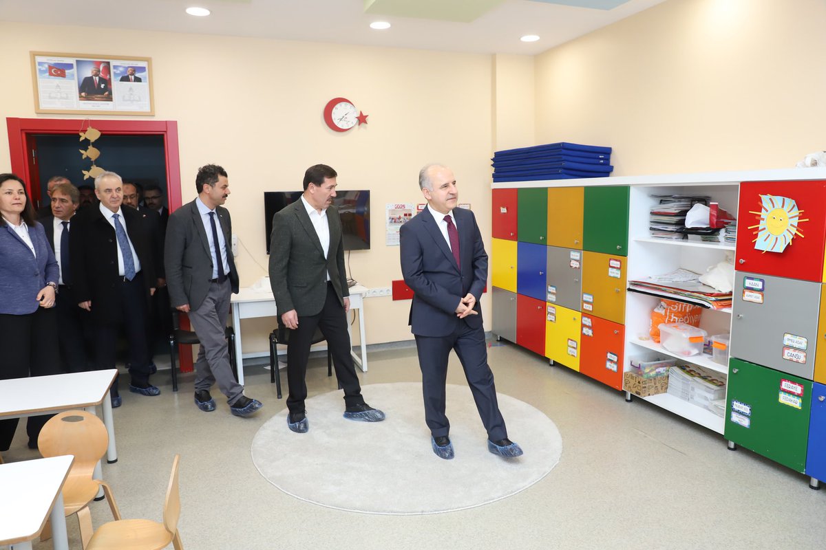 KONYA_DSM's tweet photo. KONYA CUMHURİYET BAŞSAVCILIĞI DENETİMLİ SERBESTLİK MÜDÜRLÜĞÜNDEN OKULLARA DESTEK PROJESİ
Konya Cumhuriyet Başsavcılığı Denetimli Serbestlik Müdürlüğünce, kamuya yararlı bir işte ücretsiz çalışma yükümlülüklerini yerine getiren yükümlüler⬇️ @ctekurumsal @huseyinsk23 @guday33 https://t.co/1JLRlBheuy
