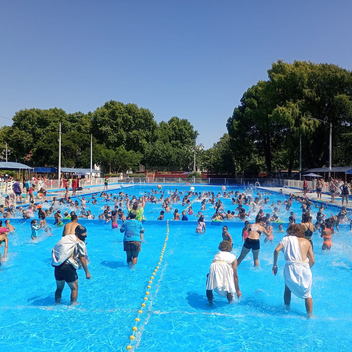 DeportesBA's tweet image. Fiesta del agua en el poli #Dorrego #ColoniasDeLaCiudad
