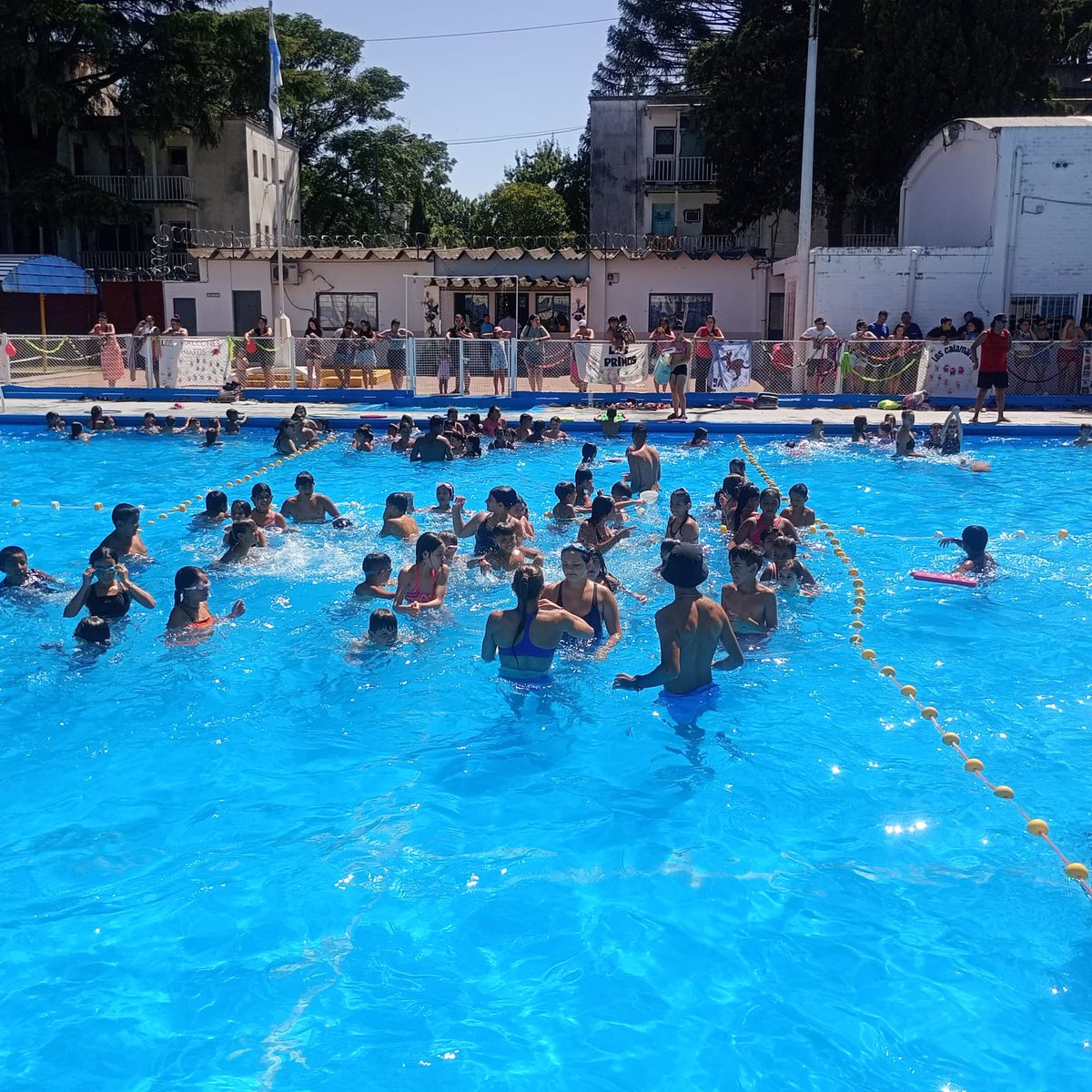 DeportesBA's tweet image. Fiesta del agua en el poli #Dorrego #ColoniasDeLaCiudad