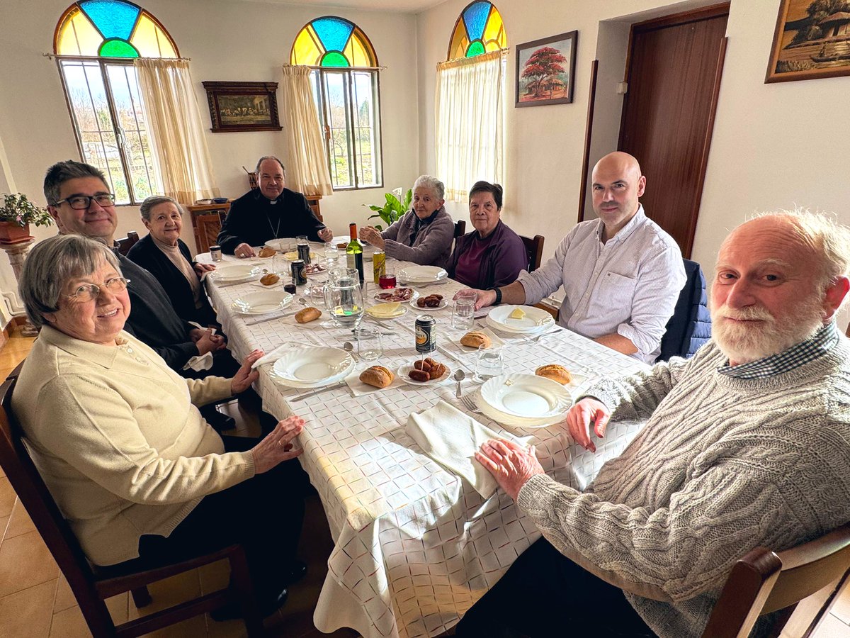 VISITA PASTORAL 🥧 | El <a href="/ObispodeVitoria/">Obispo Juan Carlos Elizalde</a>, y dentro de la Visita Pastoral a Santa María de Olárizu, ha pasado esta mañana con las Misioneras de Santa María, con quienes además ha celebrado misa y finalizado con una comida junto a varios sacerdotes de la zona.