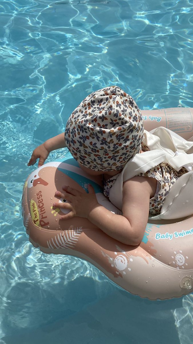 Caxtic_life's tweet photo. ♡Dia en la piscina.♡ 

     Hoy vino mi sobrina hermosa y aprovechamos el solazo para jugar un poco en el agua junto a Nahuelito. https://t.co/IZXRuemRBD