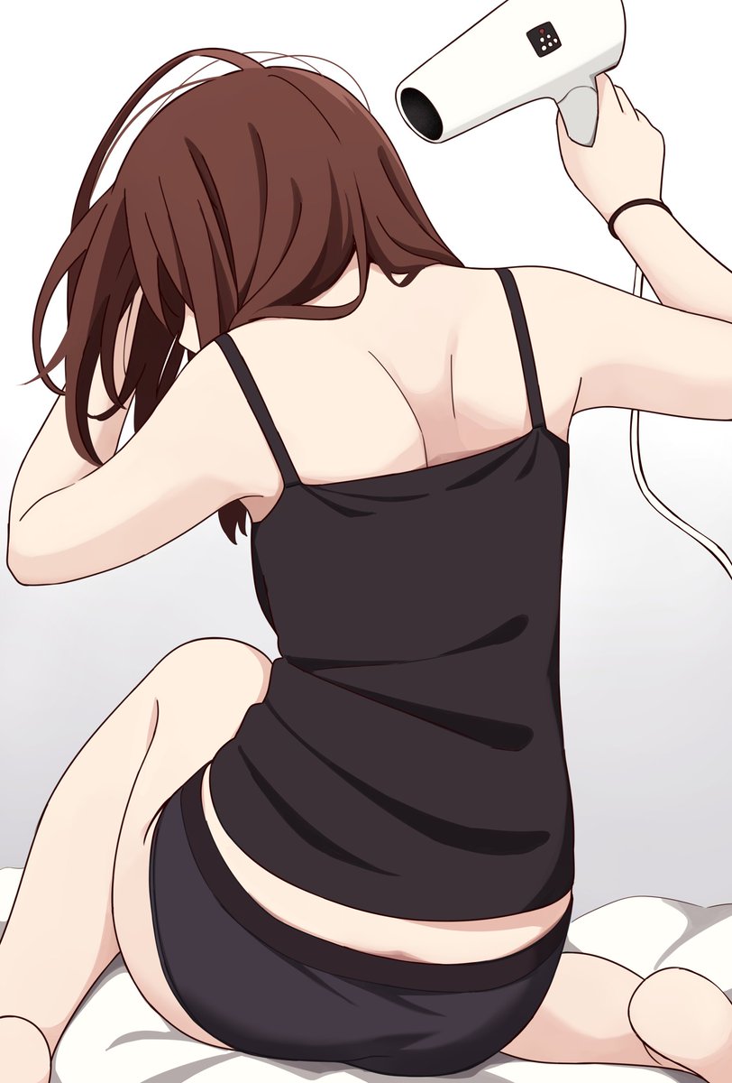 I like to watch her dry her hair.🥰