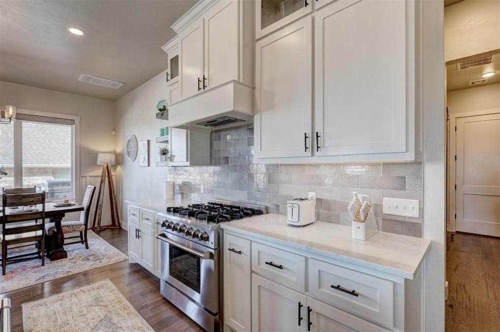 WyattPoindexter's tweet image. Fall in love with the chef’s kitchen at 4900 Sunspear Drive! Featuring a 6-burner range, walk-in pantry, Frigidaire professional fridge, and outdoor kitchen.

Listed by Paula Vaughan - The Agency Oklahoma
#4900SunspearDrive #HighGarden #ChefKitchen #EdmondOK #TheAgencyOklahoma