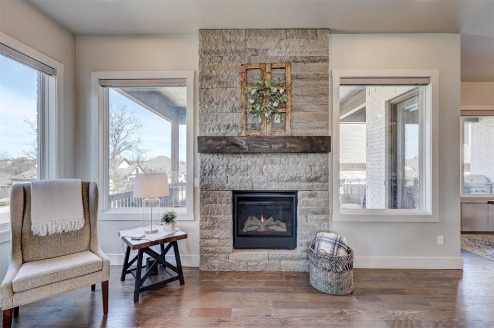 WyattPoindexter's tweet image. Fall in love with the chef’s kitchen at 4900 Sunspear Drive! Featuring a 6-burner range, walk-in pantry, Frigidaire professional fridge, and outdoor kitchen.

Listed by Paula Vaughan - The Agency Oklahoma
#4900SunspearDrive #HighGarden #ChefKitchen #EdmondOK #TheAgencyOklahoma