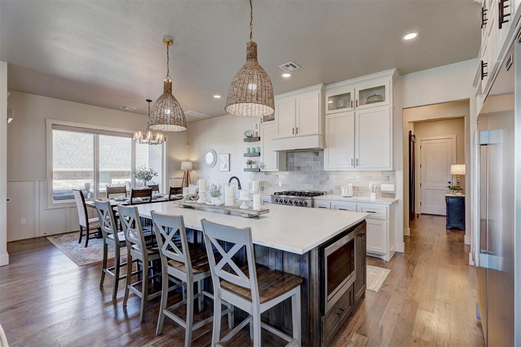 WyattPoindexter's tweet image. Fall in love with the chef’s kitchen at 4900 Sunspear Drive! Featuring a 6-burner range, walk-in pantry, Frigidaire professional fridge, and outdoor kitchen.

Listed by Paula Vaughan - The Agency Oklahoma
#4900SunspearDrive #HighGarden #ChefKitchen #EdmondOK #TheAgencyOklahoma