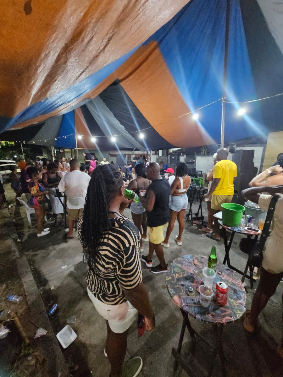 JoariSousa's tweet photo. Aquele samba maroto em Madureira! https://t.co/QxIKcjlk4b