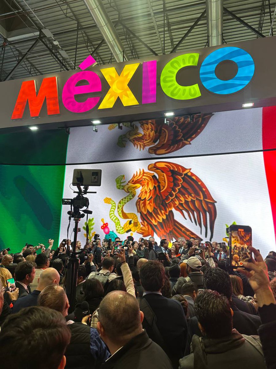 acolinsanchez's tweet photo. Ya inició la @fitur_madrid 2025 y vamos a mostrarle a #Madrid y el mundo que #Corregidora es el municipio más bonito de todo #Querétaro.
Nos trajimos a nuestra embajadora #1 “Pueblito”; una digna representante del @MpioCorregidora 
A por ello #APasoFirme desde @MADRID https://t.co/kubyqrR2Ye
