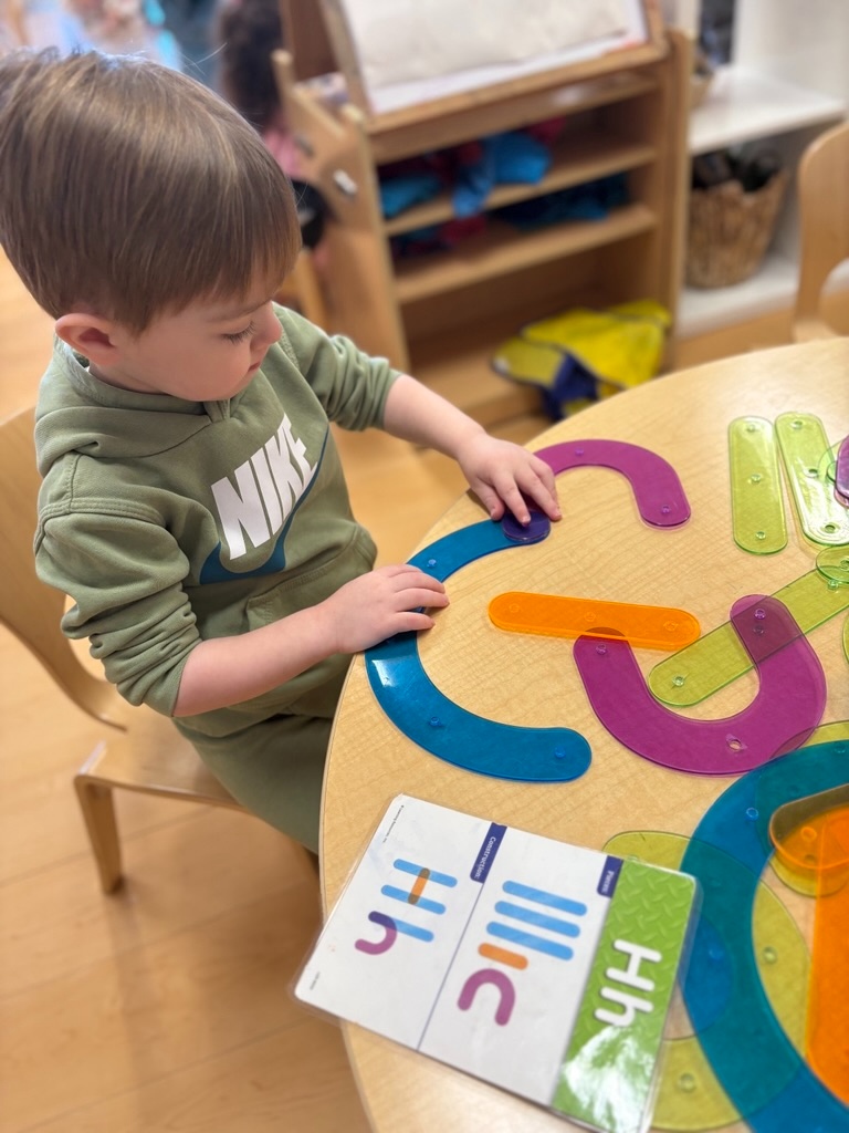KLANaperville's tweet photo. Transforming learning experiences by using hands-on manipulatives to shape and form letters. This engaging approach not only makes letter recognition fun but also enhances fine motor skills.  Here at KLA Schools of Naperville our 2 year old's enjoy experiences like this which ... https://t.co/CRcWkRkVYY