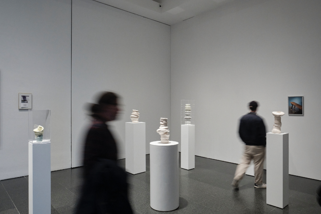 MACBA_Barcelona's tweet photo. ⚪Aquesta sèrie de ceràmiques marca el primer contacte amb el fang de #TeresaSolar Abboud. Per a l'artista, l'essencial en aquestes peces és la relació amb la pella de fang que gira al torn i que, d’alguna manera, s’escapa del control de les seves mans 👉 https://t.co/q9YWGWkEkT https://t.co/Rz1Qcam9DE