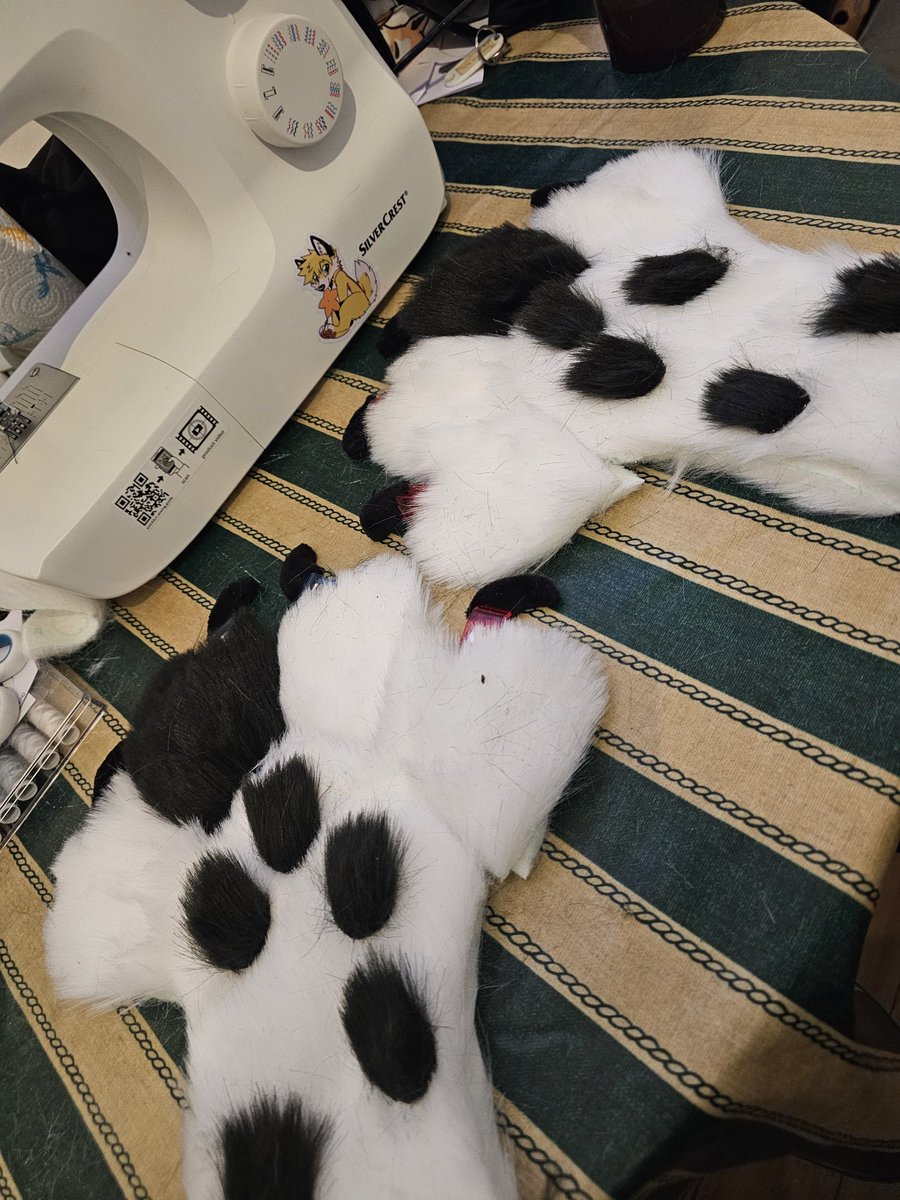 Working on paws 🐾
#Fursuit #fursuitmaker #fursuiting