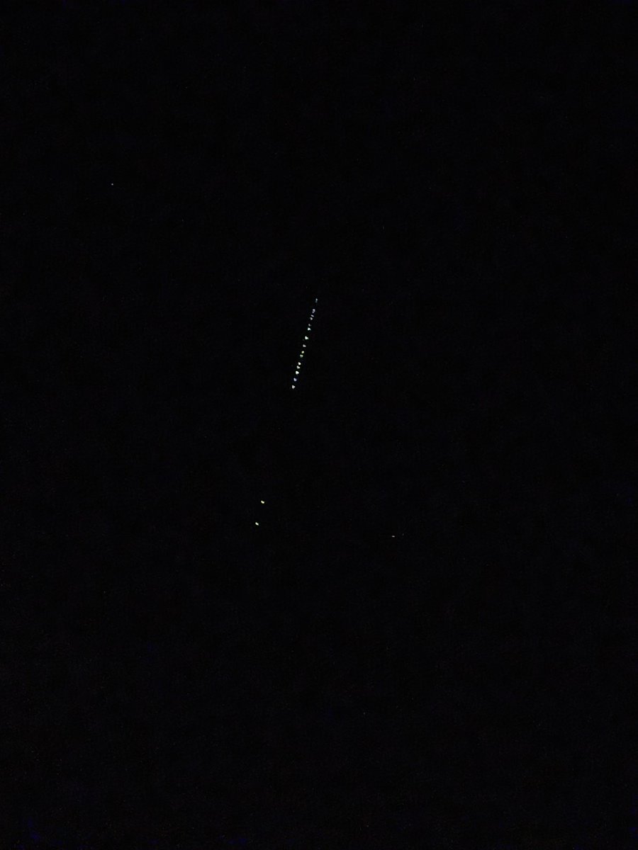 Ara mateix, al Pla de Panedes, Llagostera. Elon Musk jugant amb els seus satèl•lits. #Panedes #Llagostera #Girona <a href="/MeteoGasso/">Marc Gassó Torrents</a> <a href="/marc_elpoll/">Marc Sureda El Poll ⚙️</a> <a href="/meteocat/">Meteocat</a>