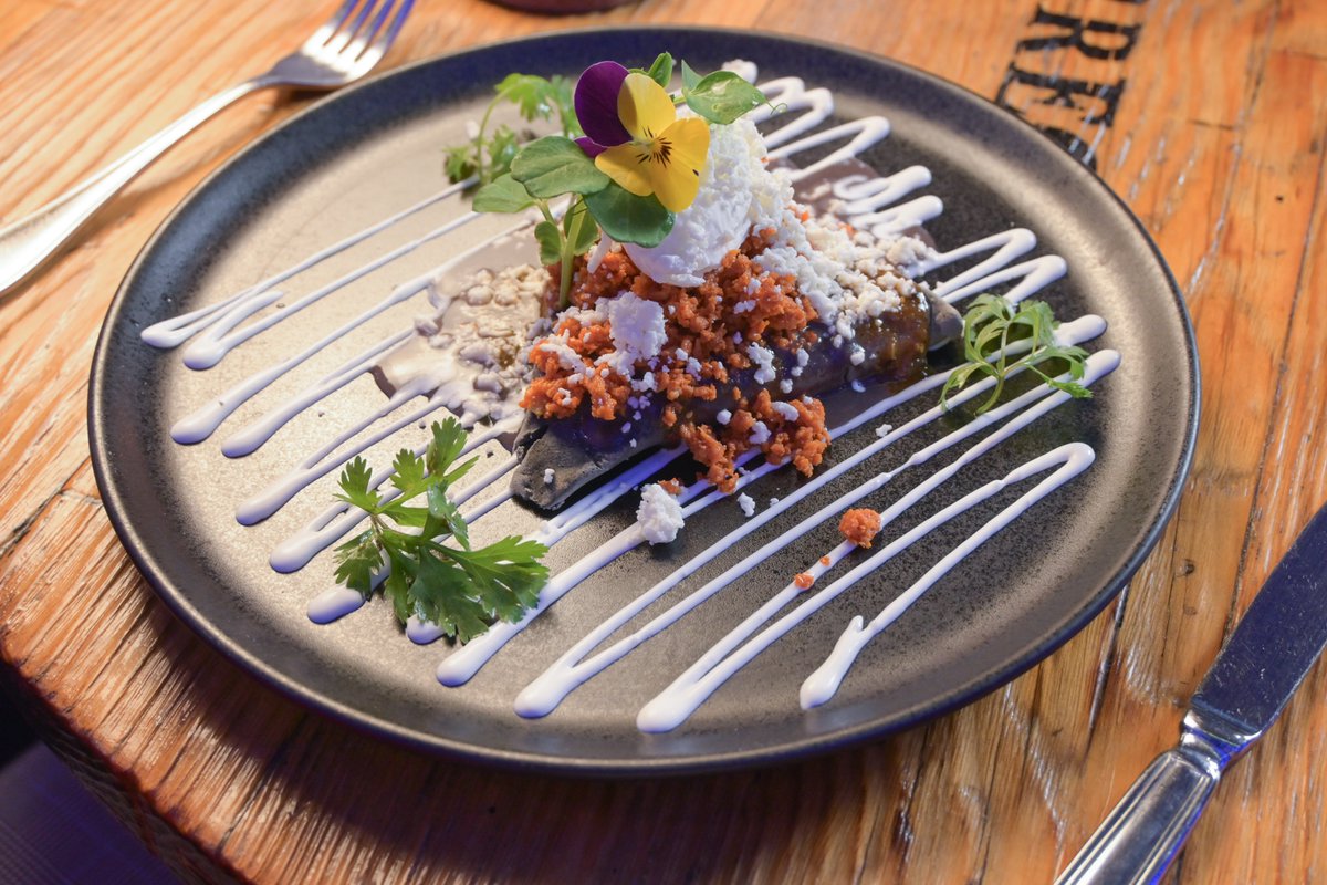 Tetela de chorizo

Tortilla triangular rellena de frijoles, copeteada con chorizo casero.

Ven a probar nuestros nuevos desayunos en @azulhistoricomx y en @azulcondesamx