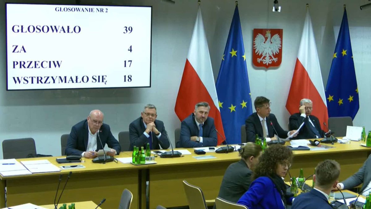 RKomarewicz's tweet photo. Paśnik ma się dobrze. Ustawa o odpartyjnieniu spółek odrzucona głosami KO i PSL. Mimo pewnych niedociągnięć projektu, koalicjanci nie robili nic aby ten stan rzeczy zmienić. Liczyło sie tylko zablokowanie naszej ustawy. https://t.co/CDih0WV1tL