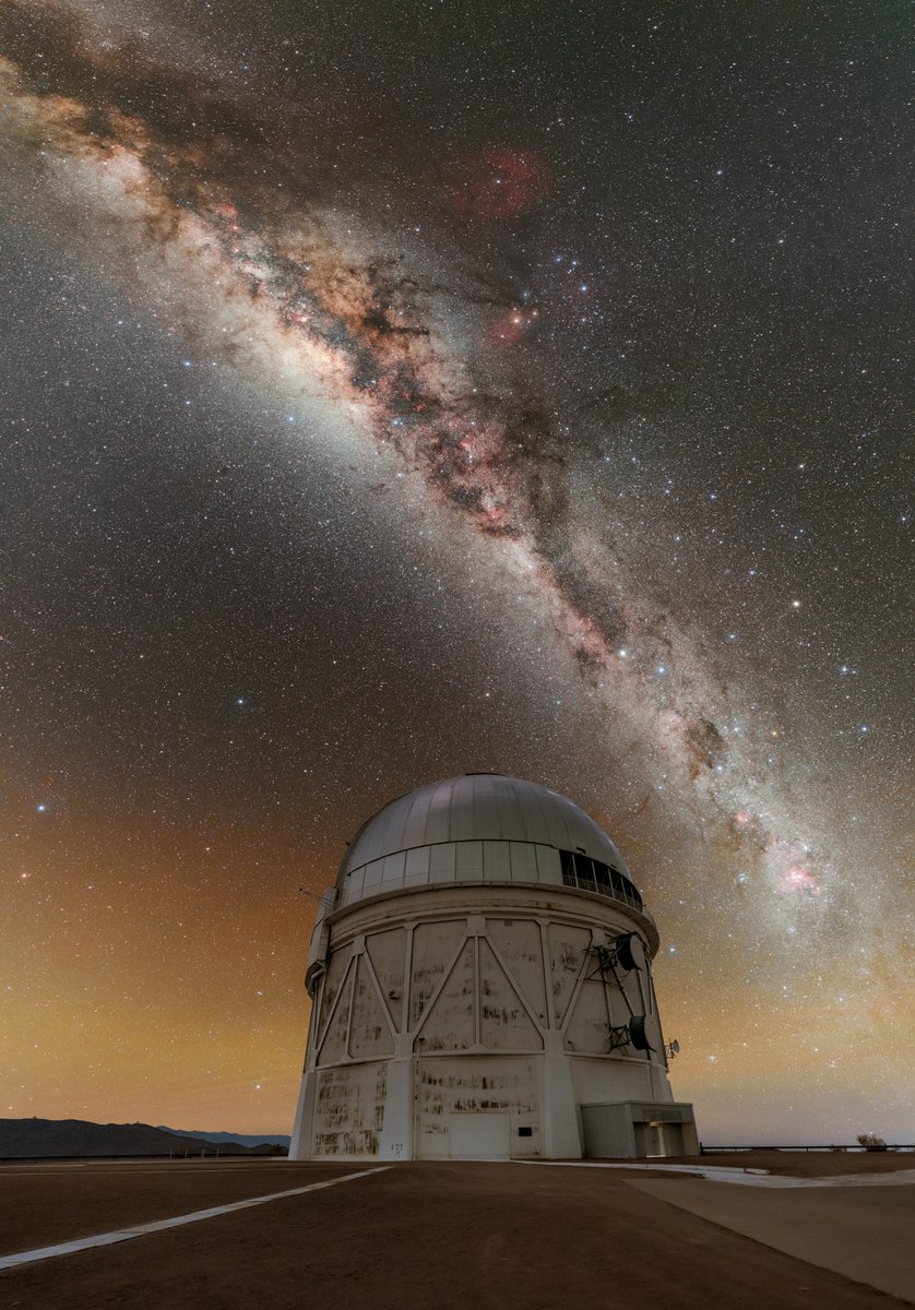 Beneath the Milky Way, the Blanco Telescope at <a href="/cerrotololo/">Cerro Tololo</a> carried out the 6 year Dark Energy Survey. By mapping 2 million galaxies across 14 billion years of cosmic history, Blanco is helping astronomers understand the Universe’s expansion.
🔗 noirlab.edu/public/images/…