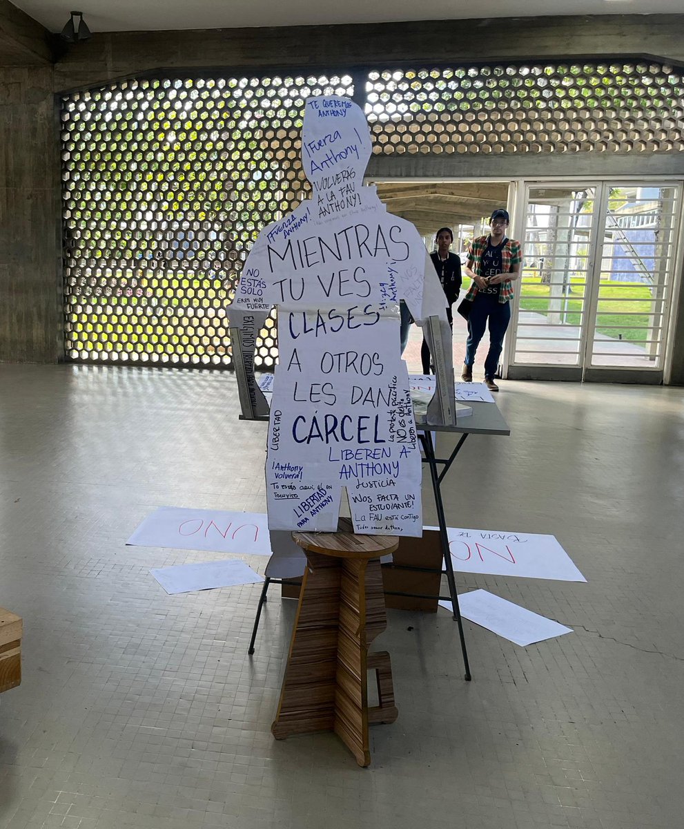 #AlMomento | Estudiantes de la Facultad de Arquitectura realizan protesta simbólica exigiendo la libertad del estudiante Anthony Granadillo, detenido tras las protestas postelectorales del #28Jul
