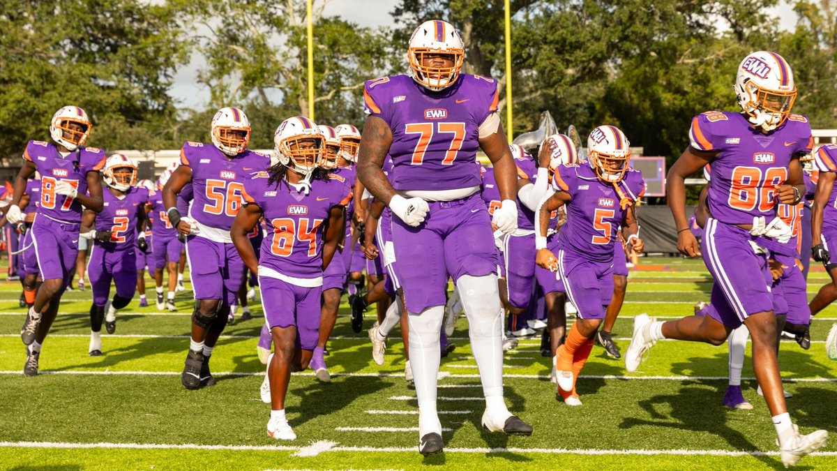 CJ_JRQ10's tweet photo. So blessed! Offer from Edward waters University @EdwardWatersFB #SIAC #Grind 

Unofficial visit on Friday https://t.co/ix5DVMySVb