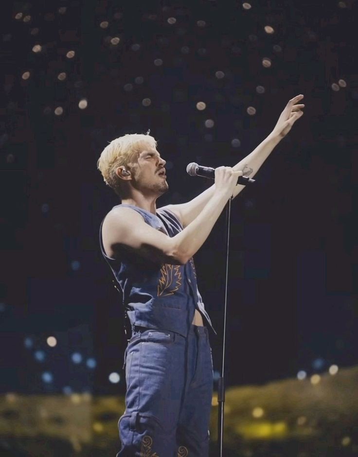 nickemjulho's tweet photo. "quem é Jão e porque um cara desse lota estádio?"

uma thread pra você que vive falando mal do cantor por não gostar de suas músicas ou simplesmente não conhecer o trabalho dele. https://t.co/OYVN4UDcmF