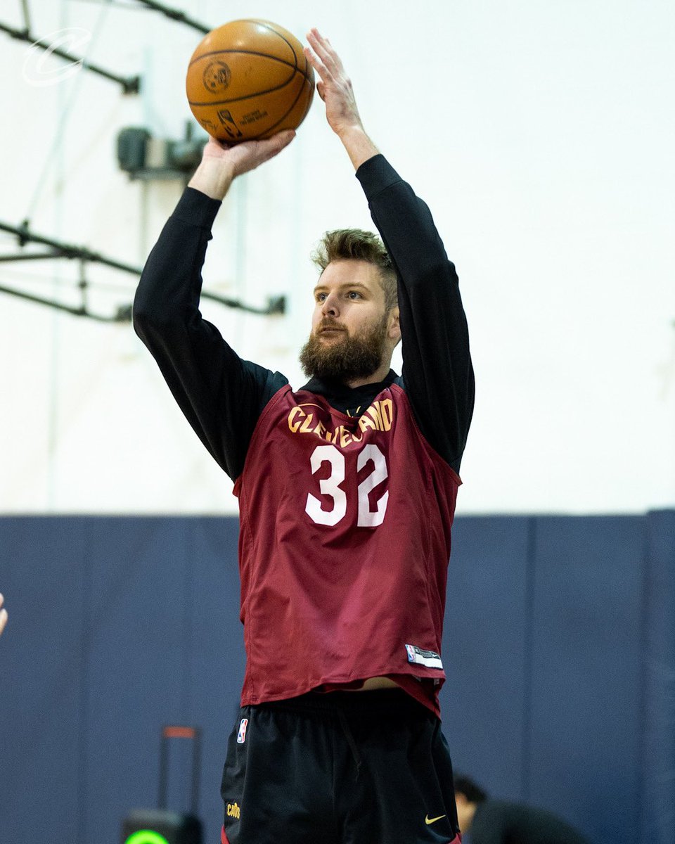 cavs's tweet photo. Hoopin’ in Houston. #LetEmKnow https://t.co/kEV2WhKE4s