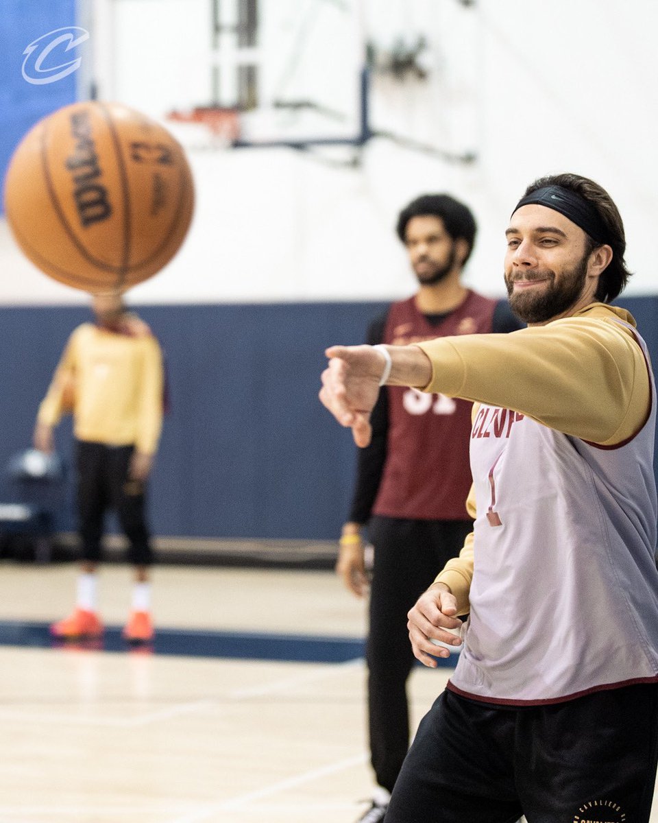cavs's tweet photo. Hoopin’ in Houston. #LetEmKnow https://t.co/kEV2WhKE4s