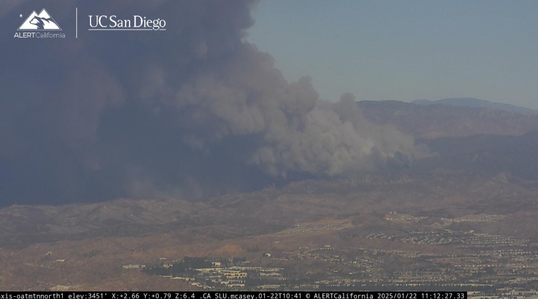 CalDisasters's tweet image. She Gone! #HughesFire in #CanyonCountry threatening to run down into #SantaClaritaValley.