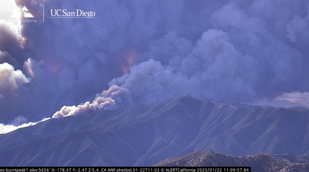 CalDisasters's tweet image. She Gone! #HughesFire in #CanyonCountry threatening to run down into #SantaClaritaValley.