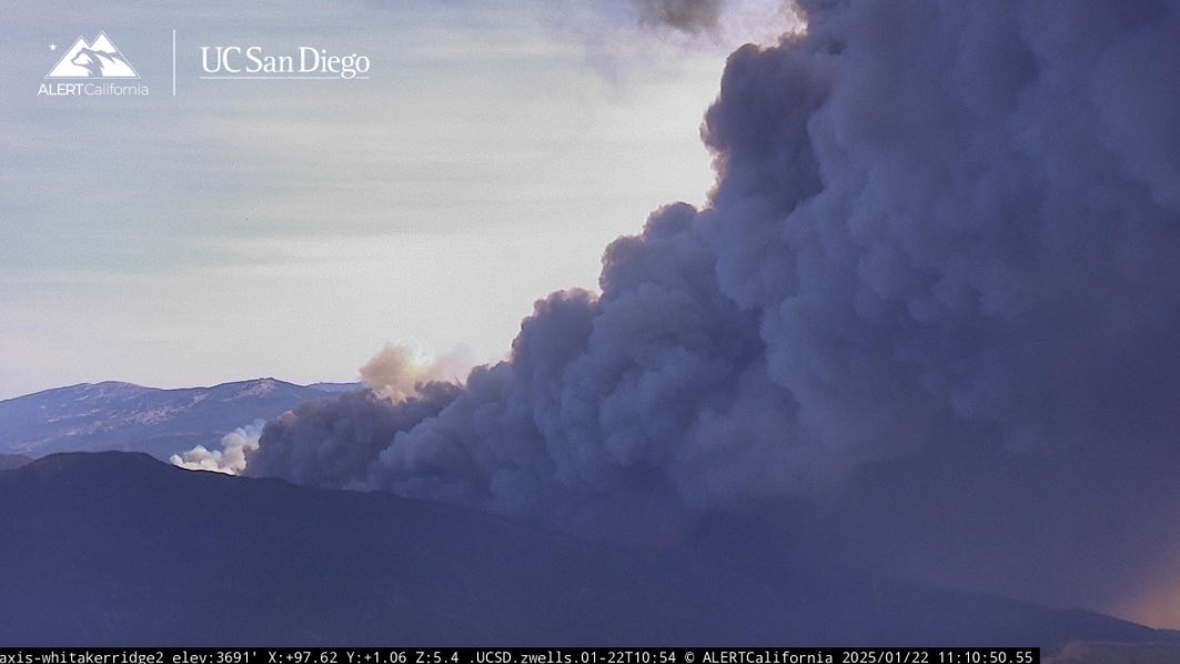 CalDisasters's tweet image. She Gone! #HughesFire in #CanyonCountry threatening to run down into #SantaClaritaValley.