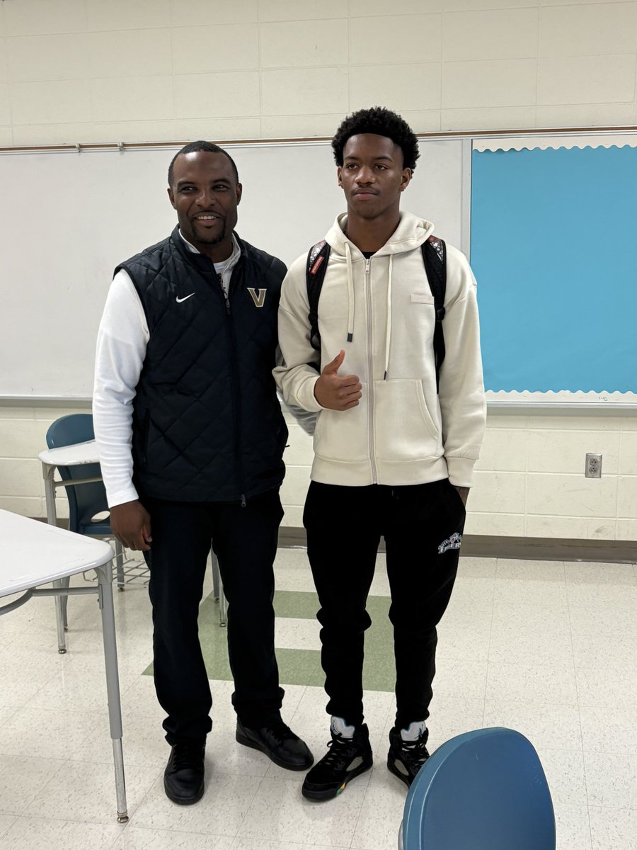 jeremiah_a36185's tweet image. Appreciate @coachMRiceVU for stopping by today #vandy 🏄‍♂️