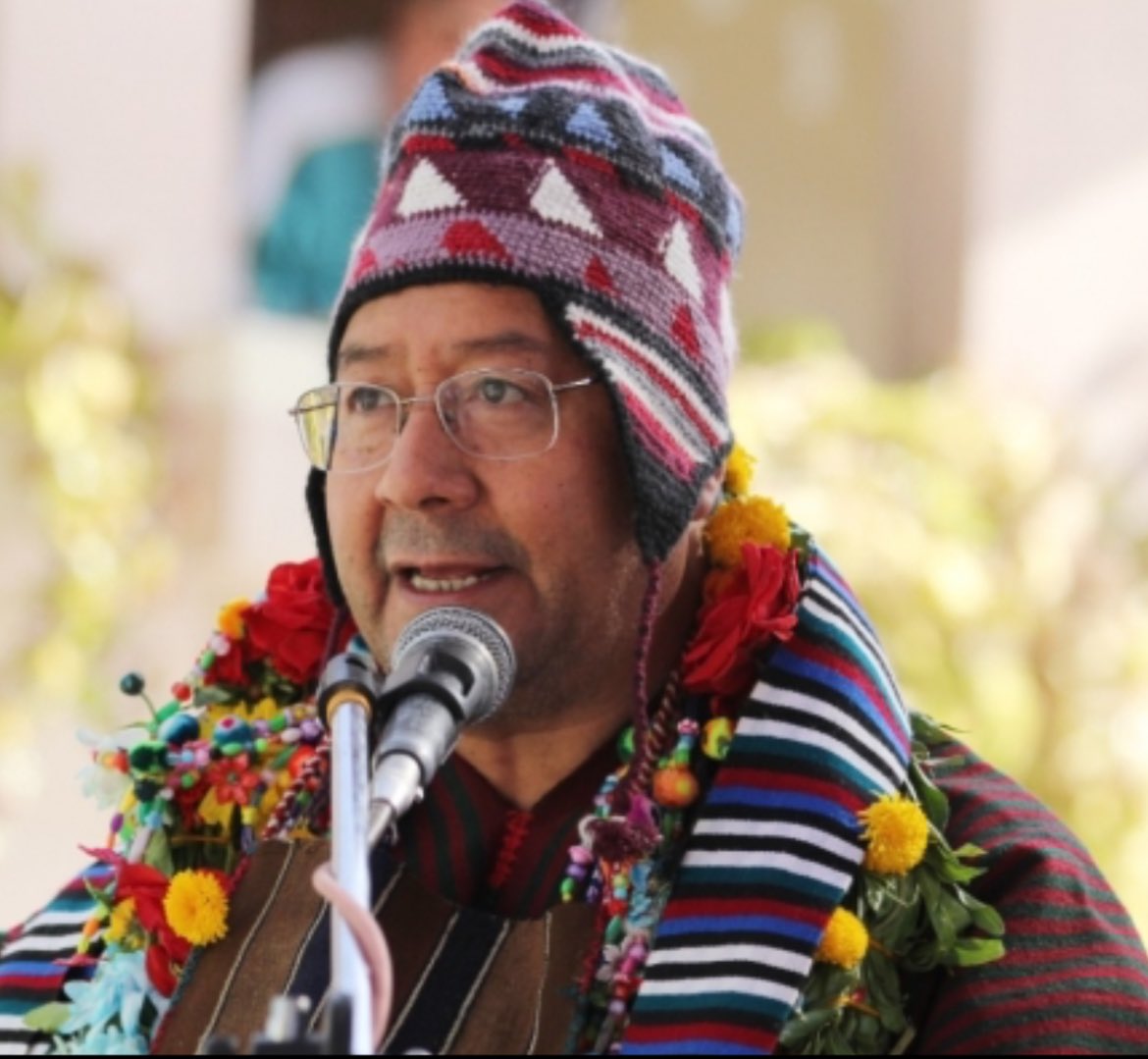 Ni disfrazado el “afuerino”, tiempo atrás promovido por Evo, logra representar la autenticidad de nuestra cultura.
Es la caricatura del fraudulento proceso de cambio. Jamás logrará encarnar el  liderazgo qué desesperadamente busca el oficialismo Arcista para aferrarse al poder.