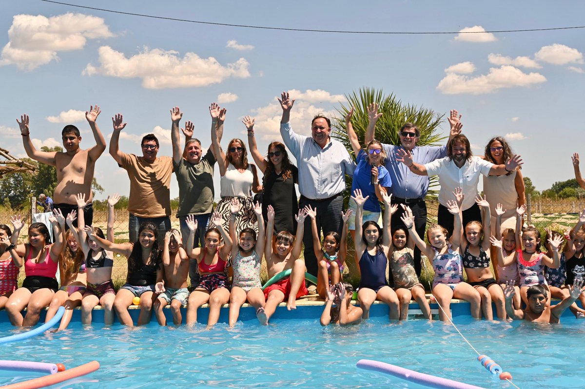 Leot14's tweet photo. ➡️En la PBA💙 la Educación Pública❤️ es Prioridad. Hoy en #LasHeras, junto a @Albertosileoni y @javierosunaGLH, visitamos las Escuelas Abiertas en Verano 🌞🏊🏽‍♀️.
➡️Estado Presente, Garantizando Derechos a nuestr@s pibes y pibas.
👉🏻#BuenoBonitoYBonaerense
@Kicillofok @pablourquizaok https://t.co/Ze4mFbmseM