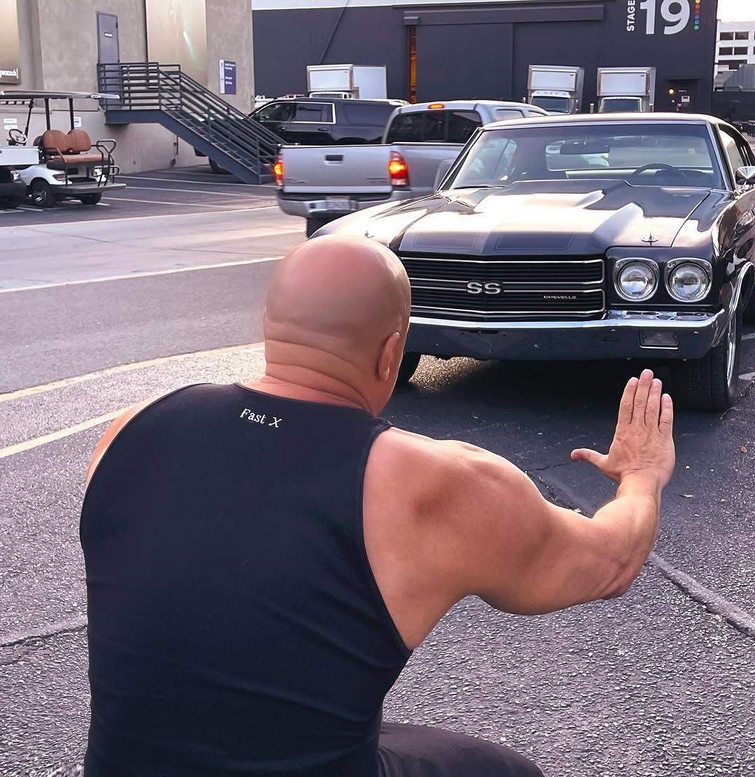 VelozesBrasil's tweet image. Vin Diesel: Algo lendário acabou de chegar ao estúdio hoje... O primeiro carro está aqui!

A história está sendo feita, quem sabe, sabe!

#FastX #VelozesEFuriosos #Fast11