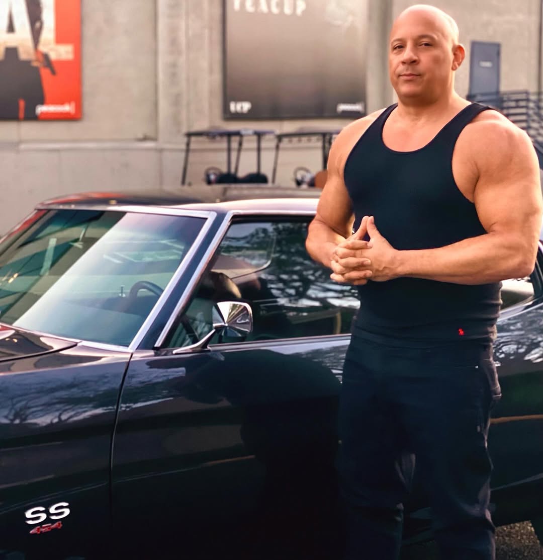 VelozesBrasil's tweet image. Vin Diesel: Algo lendário acabou de chegar ao estúdio hoje... O primeiro carro está aqui!

A história está sendo feita, quem sabe, sabe!

#FastX #VelozesEFuriosos #Fast11