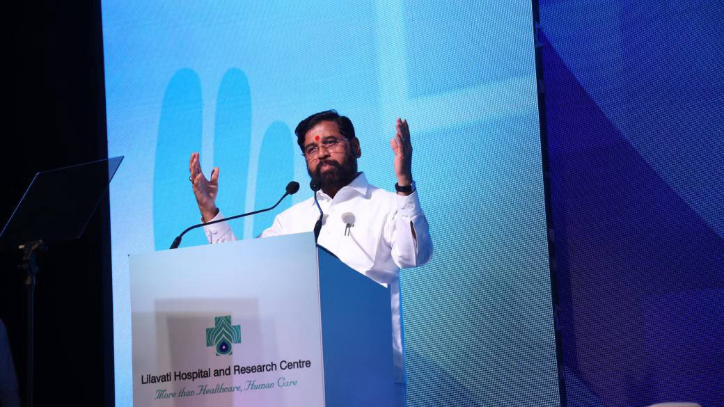 mieknathshinde's tweet photo. १९७८ साली १० बेडस आणि २० डॉक्टरांना सोबत घेऊन लीलावती रुग्णालयाची स्थापना करण्यात आली. आज २८ वर्षांनी लीलावती रुग्णालय हे मुंबईतील आरोग्य क्षेत्रातील अत्यंत आदराने घेतले जाणारे नाव बनले आहे. ज्या पद्धतीची दर्जेदार रुग्णसेवा आणि आधुनिक उपचारपद्धती इथे मिळते ती इतरत्र कुठेही मिळत नसल्याने दिवसागणिक या रुग्णालयाचा नावलौकिक वाढत आहे असे मत याप्रसंगी व्यक्त केले.