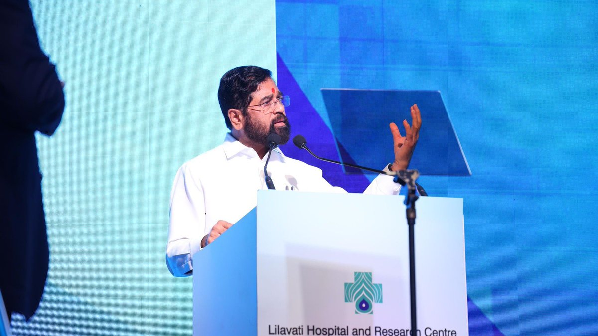 mieknathshinde's tweet photo. १९७८ साली १० बेडस आणि २० डॉक्टरांना सोबत घेऊन लीलावती रुग्णालयाची स्थापना करण्यात आली. आज २८ वर्षांनी लीलावती रुग्णालय हे मुंबईतील आरोग्य क्षेत्रातील अत्यंत आदराने घेतले जाणारे नाव बनले आहे. ज्या पद्धतीची दर्जेदार रुग्णसेवा आणि आधुनिक उपचारपद्धती इथे मिळते ती इतरत्र कुठेही मिळत नसल्याने दिवसागणिक या रुग्णालयाचा नावलौकिक वाढत आहे असे मत याप्रसंगी व्यक्त केले.