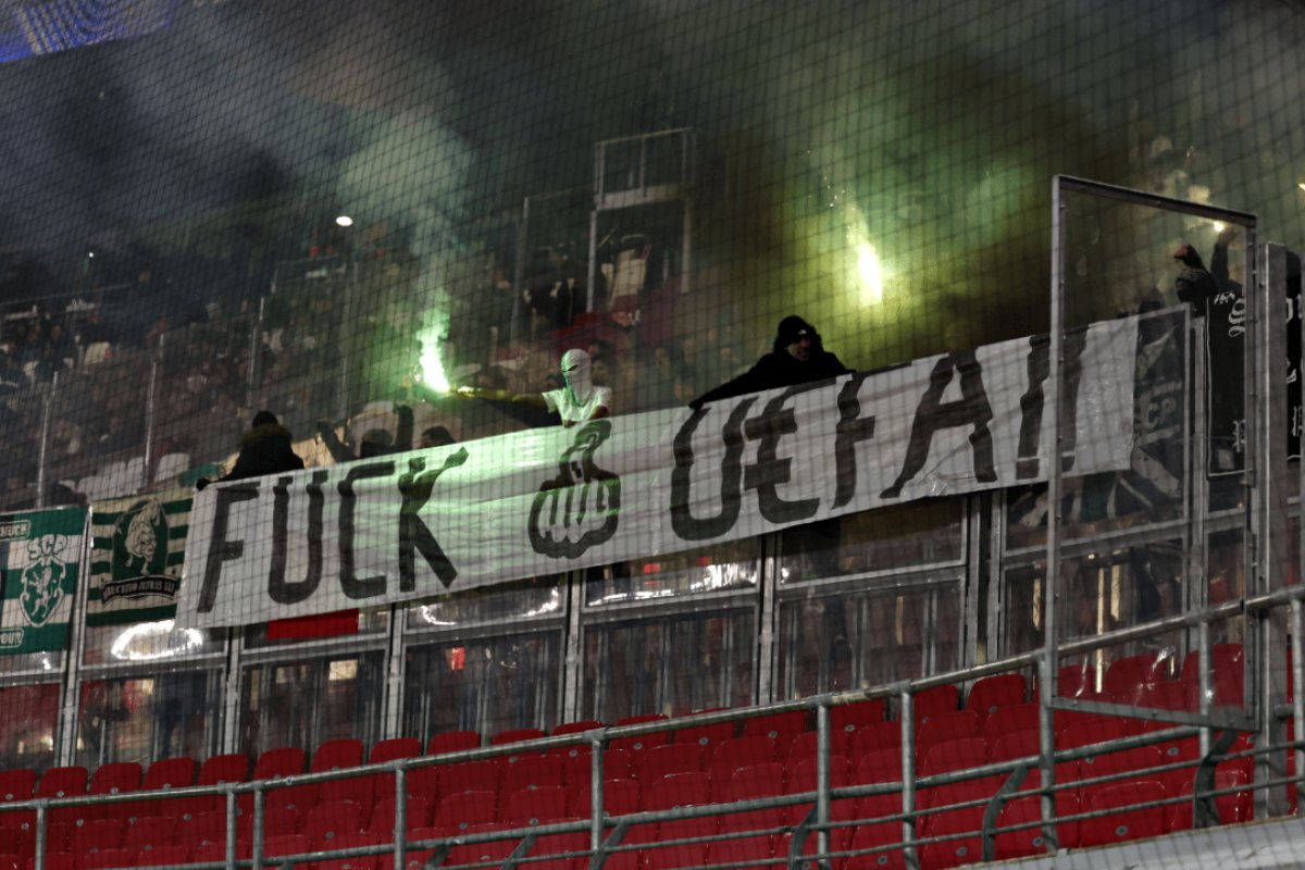 UEFA proibiu o Sporting de vender bilhetes para a deslocação a Leipzig, mas os adeptos conseguiram marcar presença na mesma e deixaram uma mensagem.