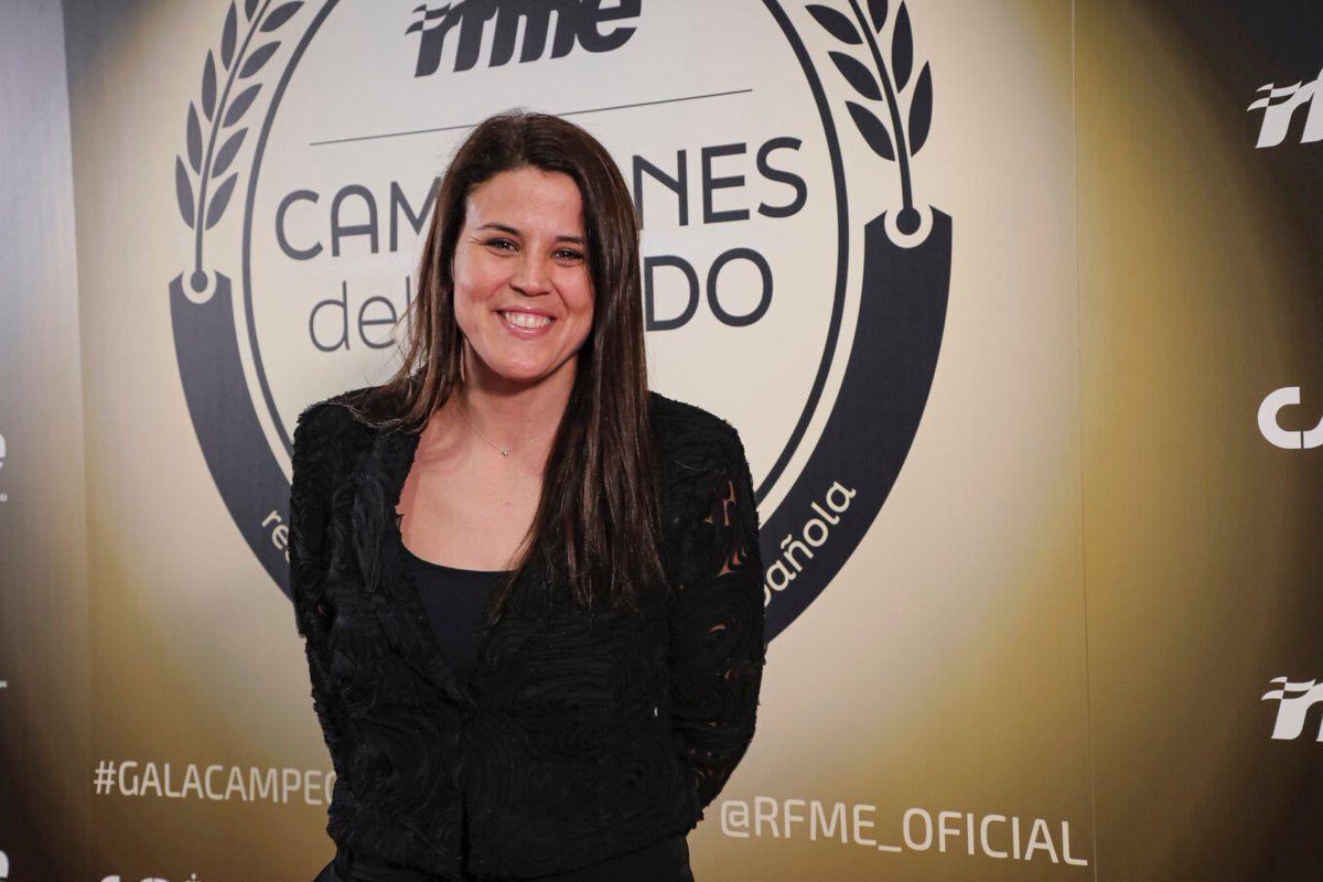 LaiaSanz_'s tweet photo. Qué honor recibir el Casco de Oro de la @rfme_oficial, un premio a toda una trayectoria. Os confieso que me habéis emocionado. Si a aquella pequeña Laia de cuando empezaba alguien le hubiera dicho todo lo que lograría, no lo habría creído!

👇🧵🇬🇧+ [CAT] https://t.co/eGmLGrlopt