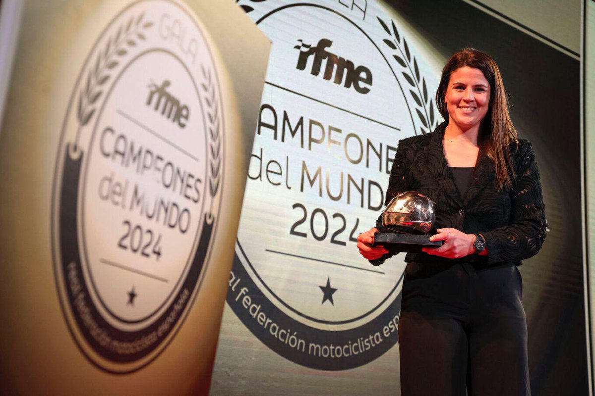 LaiaSanz_'s tweet photo. Qué honor recibir el Casco de Oro de la @rfme_oficial, un premio a toda una trayectoria. Os confieso que me habéis emocionado. Si a aquella pequeña Laia de cuando empezaba alguien le hubiera dicho todo lo que lograría, no lo habría creído!

👇🧵🇬🇧+ [CAT] https://t.co/eGmLGrlopt