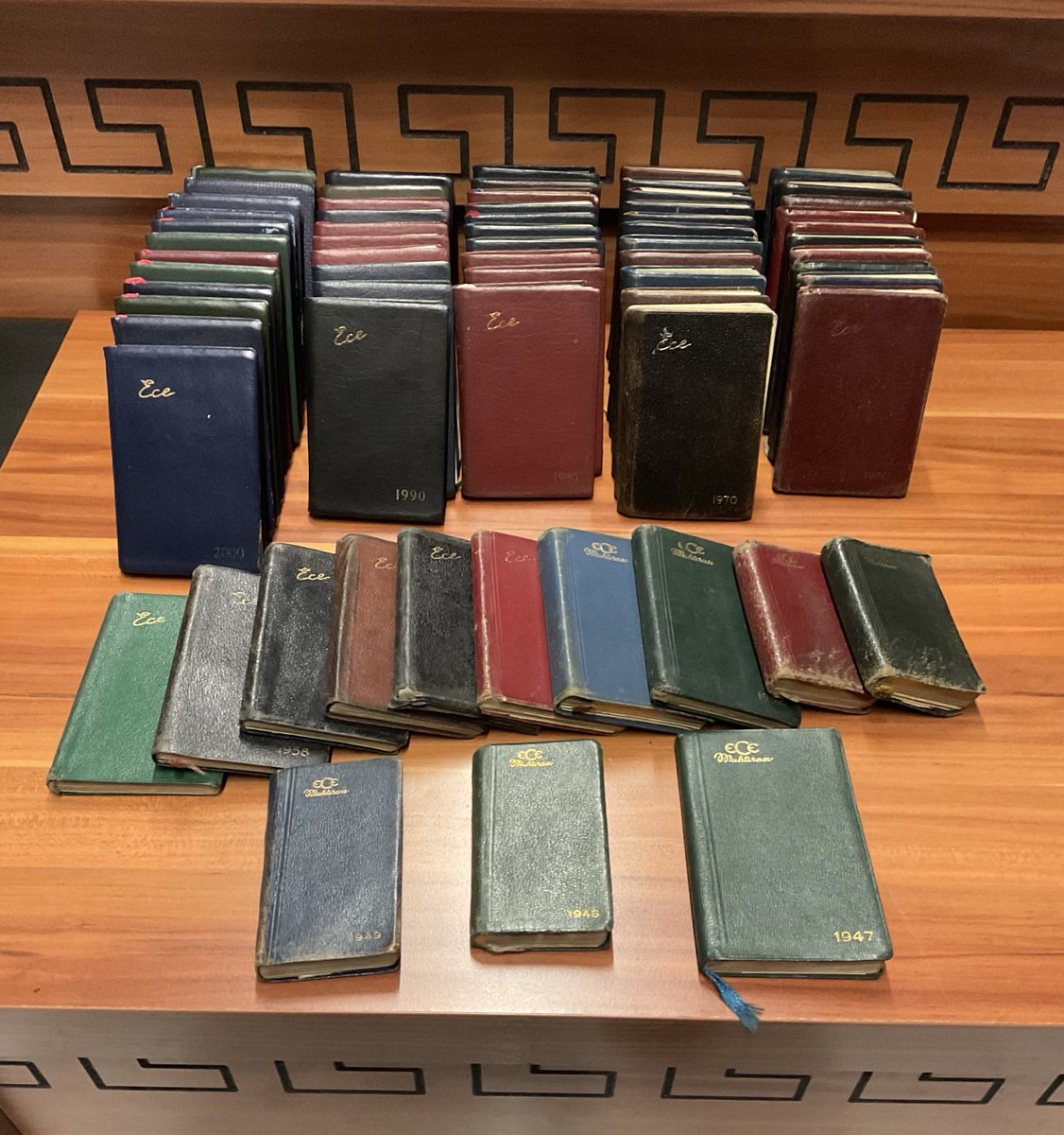 Üstad Av. Osman Kuntman’ın 1947’den 2010’a kadar kesintisiz olarak kullandığı, bir avukatın meslek hayatının 63 yıl gibi uzun bir döneminin özetinin kayda geçtiği ajandalar.