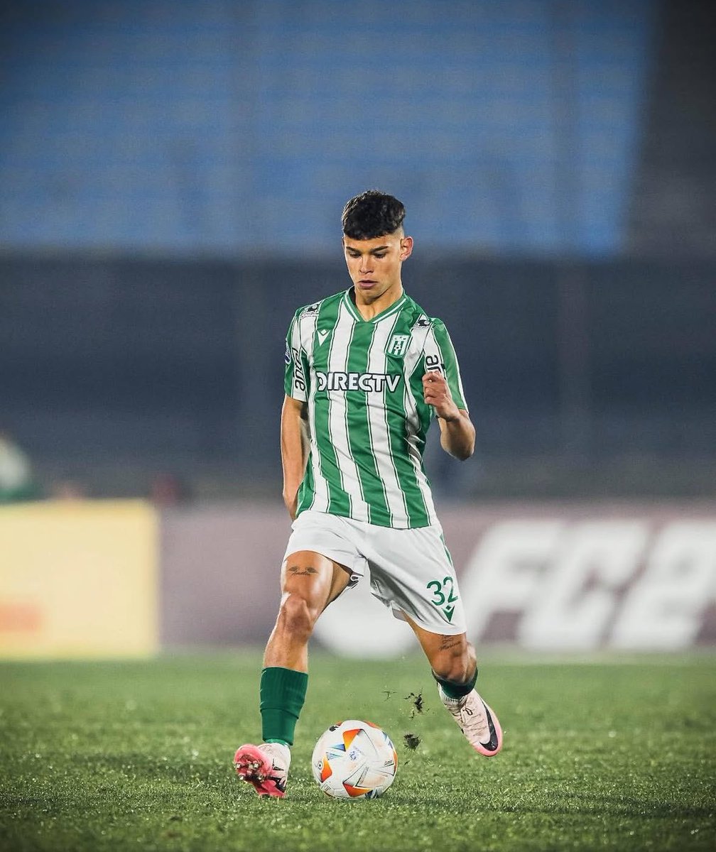 Thiago Espinosa (2004), lateral/carrilero zurdo de Racing. 

Veloz/ágil, nivel técnico para asociarse y llegar a ataque. Muestra condiciones para explotar más su 1v1 y conducción. 

Activo en presión, agresivo para afrontar duelos y anticipar. Pese a altura va bien por arriba.