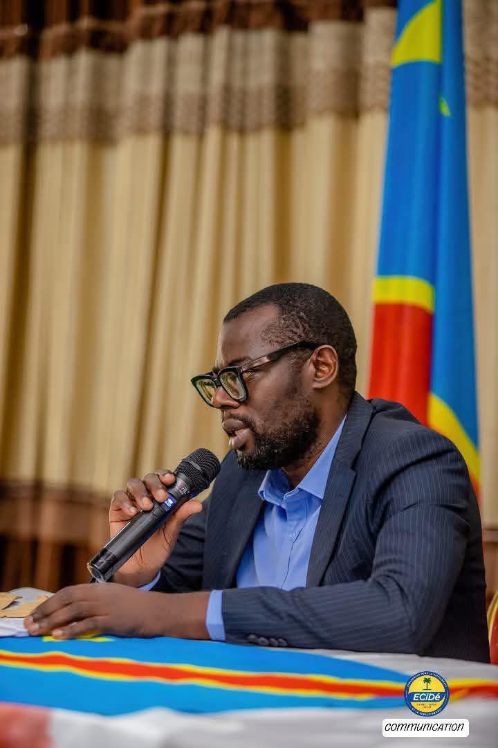 KimKimuntu's tweet photo. #RDC Félix TSHILOMBO jouait comme gardien le jour de la prise de #Alimbongo/Lubero; 
Il était au Qatar lors de la chute de #Masisi_Centre ; 
Il est en Suisse depuis la prise de #Lumbishi, #Bitonga, #Bishange, #Bweremana,#Minova, #Kashunyu, #Kitembo face à face de #Nzulo/Goma. Est-ce que tout va bien ? »
Hon JB KASEKWA 1e VP/ ECiDé