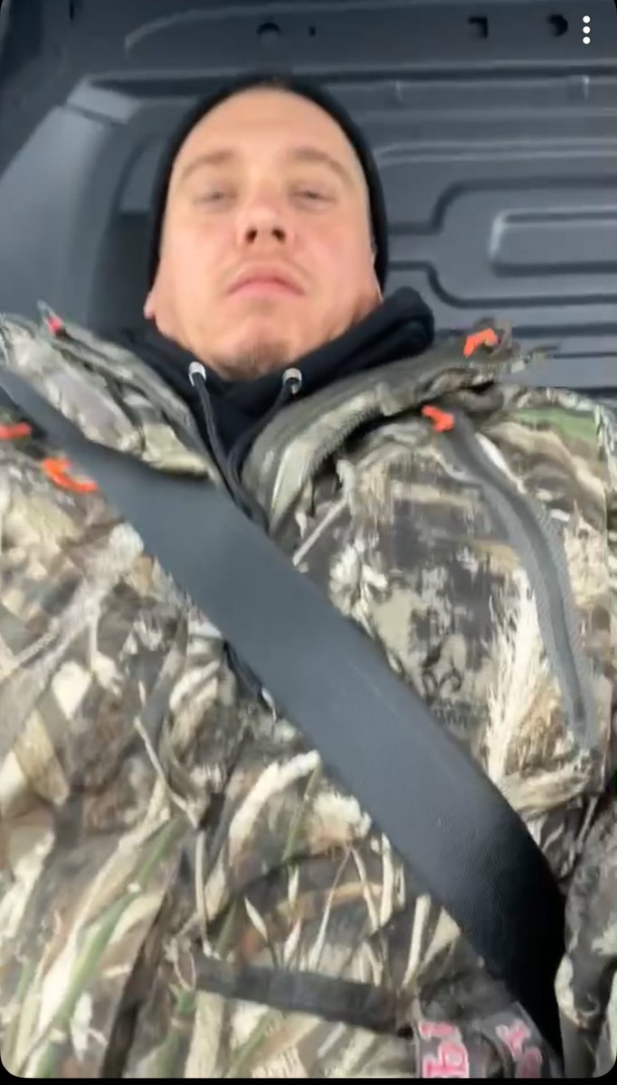 ShemaleToes's tweet photo. POV of a lot lizard in Minnesota who just hopped in the rig of a trucker that’s on his 3rd divorce, behind on child support, 9 coffees in and just smashed 3 gas station boner pills https://t.co/jTySZub35W