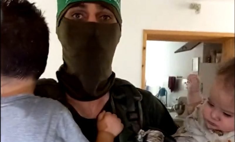 plexaleOK's tweet photo. Opinión:
NO FUE UN ACUERDO, FUE UN CRIMEN

¿Si alguien secuestrara a su hija y usted accediera a pagar un rescate, ¿diría que llegó a un "acuerdo"?

La decisión del Gobierno israelí de hacer concesiones significativas a los secuestradores de Hamás no debería llamarse, bajo ninguna circunstancia, "acuerdo". Fue una extorsión. Si alguien secuestrara a su hija y usted accediera a pagar un rescate, ¿diría que llegó a un "acuerdo"? Por supuesto que no. Los secuestros fueron un crimen. Y las demandas extorsivas fueron un delito adicional.

Así que la descripción correcta de lo que ocurrió es que Israel, presionado por Estados Unidos, capituló ante las exigencias ilegales y extorsivas de Hamás como única forma de salvar vidas de bebés, madres y otros rehenes inocentes, en su mayoría civiles.

No fue el resultado de una negociación entre iguales. Si un ladrón armado le pone una pistola en la cabeza y le dice: "Tu dinero o tu vida", su decisión de darle su efectivo no podría describirse como un pacto. Tampoco debería considerarse un trato la extorsión ante la que cedió Israel. Dejemos de usar esos términos.

Cuando un grupo terrorista negocia con una democracia, siempre tiene las de ganar. Los terroristas no están limitados por la moral, la ley o la verdad. Pueden asesinar a voluntad, violar a voluntad, torturar a voluntad y amenazar con crímenes aún peores. Las democracias, en cambio, deben cumplir las normas del derecho y escuchar las súplicas de las familias de las víctimas. 

El resultado alcanzado esta semana fue negativo para la seguridad de Israel, pero positivo para los rehenes que siguen vivos y sus familias. El corazón gobernó al cerebro, como suele ocurrir en las democracias morales, que valoran el salvataje inmediato de personas conocidas por sobre la muerte de futuras e hipotéticas personas de identidad desconocida.

Si todas las naciones democráticas se negaran a negociar con quienes buscan sembrar el terror, podrían desalentar el terrorismo. Pero todas se someten a las exigencias de los secuestradores, por lo que los personajes más funestos han convertido la toma de rehenes y el terrorismo en tácticas predilectas. Y el resto nos hemos convertido en cómplices.

Especialmente cómplices, con sangre en las manos, son los partidarios de Hamás en los campus universitarios que claman por la intifada y la revolución. También son cómplices las organizaciones internacionales, como la Corte Penal Internacional, que tratan al Estado judío y a los terroristas palestinos como iguales.

Los estudiantes del terror -universitarios que animan a Hamás a continuar con sus métodos asesinos- deben rendir cuentas por su complicidad con el mal.
La enmienda otorga a los empleadores la potestad de negarse a colaborar con partidarios del nazismo, el terrorismo u otras causas malvadas. La ley estadounidense penaliza el dar apoyo material a grupos designados como terroristas, entre los que se incluyen Hamás y Hezbolá. 
La moral, a diferencia de la ley, debería rechazar cualquier tipo de apoyo -material, político, económico o demostrativo- a cualquier organización como Hamás. Sin embargo, desde el Partido Demócrata, tanto la excandidata a la presidencia como su compañero de fórmula instaron a sus seguidores a escuchar a aquellos manifestantes. No dirían, nunca, nada semejante sobre protestas en favor del linchamiento de negros o la violación de mujeres. Pero Hamás lincha a judíos y viola a mujeres judías. No existe diferencia moral alguna.

Acojamos con satisfacción la noticia de que 33 de los 98 rehenes podrían ser liberados, algunos de ellos con vida, sin olvidar que las exigencias de Hamás bien pueden poner en peligro la seguridad de Israel en el futuro, costando más vidas inocentes.

Y echemos la culpa de TODAS las muertes en Gaza a quien corresponde: a Hamás y a los idiotas útiles, fanáticos inservibles, que apoyan a los terroristas asesinos.

ALAN DERSHOWITZ