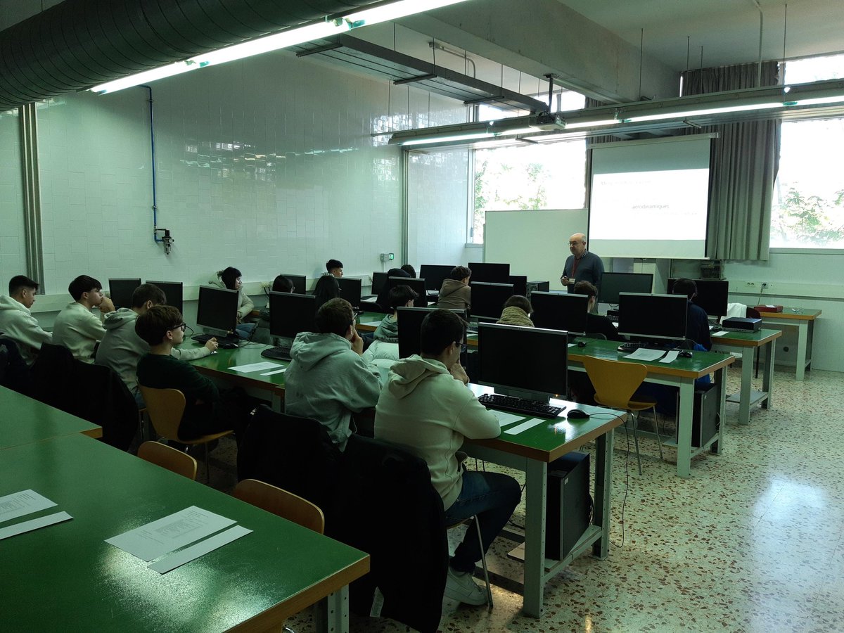 carmelitestgn's tweet image. #ADMTWC #POSTC alumnes de Física de 1rBAT van realitzar la passada setmana un taller d'aerodinàmica a l'ETSEQ a la @universitatURV #aprenemfent #viucarmelites #somifemescola