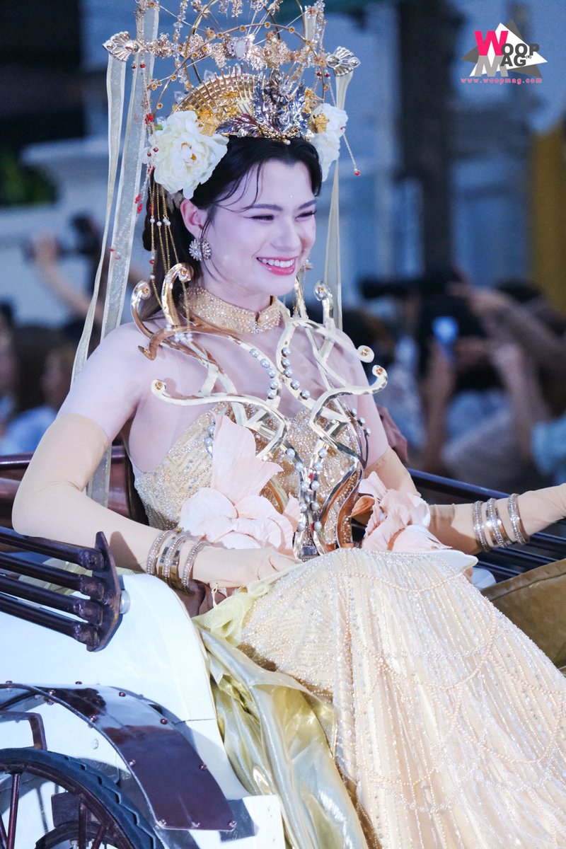 MamiDannie0521's tweet photo. Thank you, King Power, for making Becky part of this grand cultural celebration.

CHINESE NEW YEAR WITH REBECCA
#KingPowerCNY2025xBecky
#KingPowerChineseNewYear2025
#Beckysangels
#BeckyArmstrong https://t.co/GRe22fjsTL