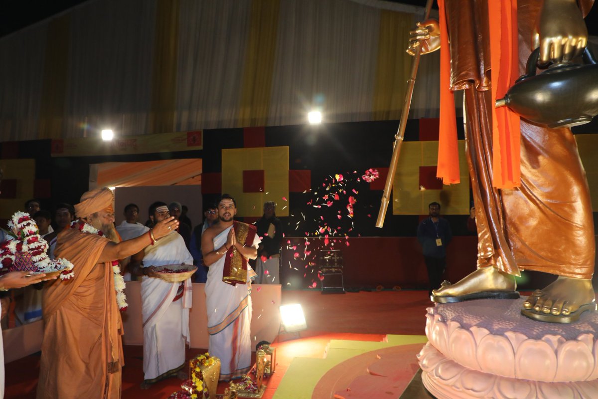 EkatmaDham's tweet photo. Day 4 | Sounds of Oneness | śaṅkara stōtram | Ranjani &amp; Gayatri | Prayagraj Mahakumbh-2025
त्रिवेणी संगम पर अद्वैत, संगीत और अध्यात्म का दिव्य संगम!
आचार्य महामंडलेश्वर विशोकानंद भारती जी महाराज का दिव्य सानिध्य एवं सुप्रसिद्ध गायिका द्वय रंजनी व गायत्री जी की सुरमय प्रस्तुति। https://t.co/4R2IlXg27p
