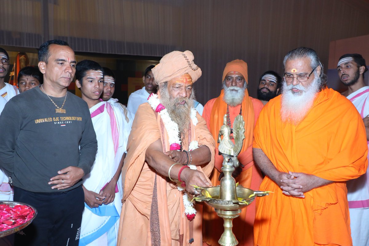 EkatmaDham's tweet photo. Day 4 | Sounds of Oneness | śaṅkara stōtram | Ranjani &amp; Gayatri | Prayagraj Mahakumbh-2025
त्रिवेणी संगम पर अद्वैत, संगीत और अध्यात्म का दिव्य संगम!
आचार्य महामंडलेश्वर विशोकानंद भारती जी महाराज का दिव्य सानिध्य एवं सुप्रसिद्ध गायिका द्वय रंजनी व गायत्री जी की सुरमय प्रस्तुति। https://t.co/4R2IlXg27p