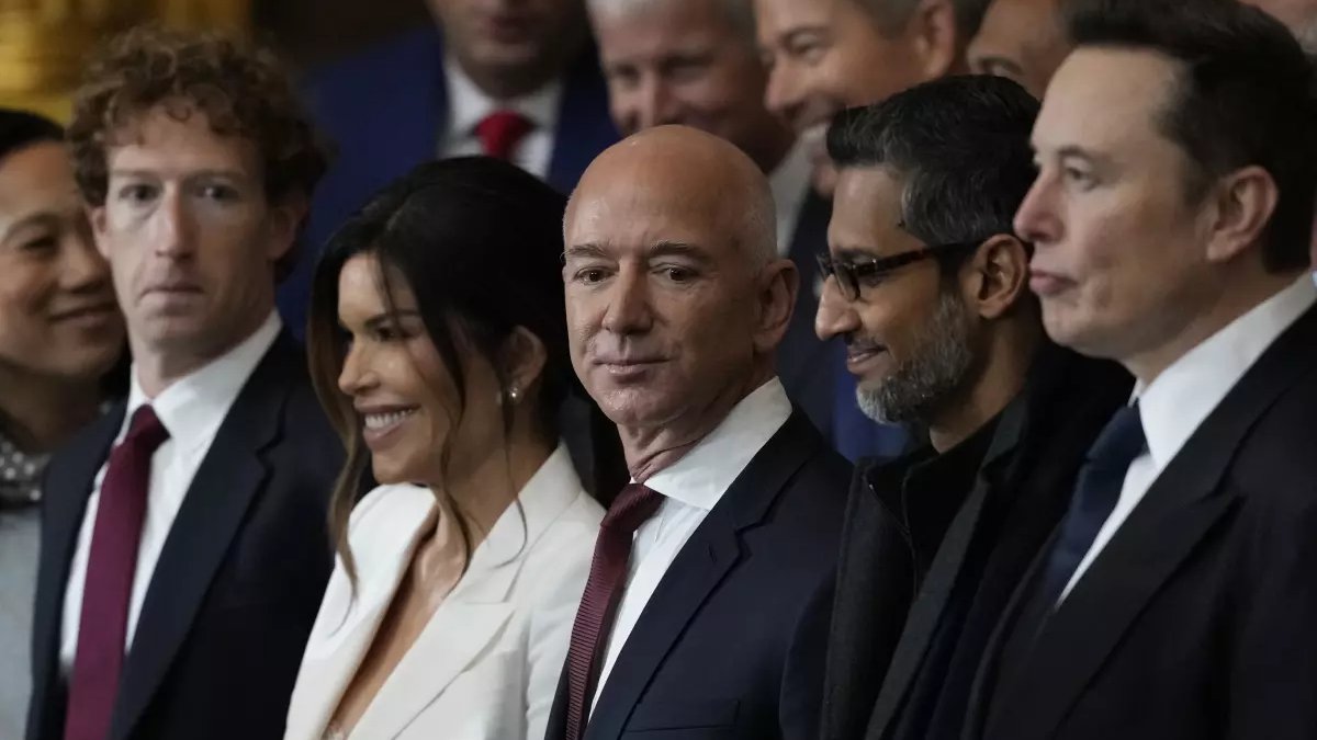 "Los empresarios se convierten en políticos y son aclamados como estadistas, mientras que los estadistas son tomados en serio sólo si hablan el lenguaje de los empresarios exitosos".
— Hannah Arendt, "Los Orígenes del Totalitarismo"