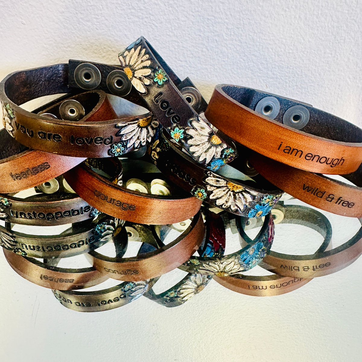 myFearlesshART's tweet photo. Words matter. Embrace the power of words and their ability to shape your reality. 

#FearlesshART #WordsMatter #WearYourWord #YEGmaker #T4Xmaker #Handcrafted #LeatherCuff #LeatherBracelet #OneWord #ExpressYourself https://t.co/6AX5vkhBE7