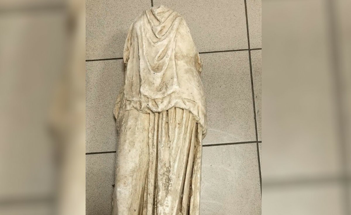 le_Parisien's tweet photo. Une statue antique en marbre retrouvée dans un sac « près de poubelles » en Grèce
➡️ https://t.co/9VBqhdoXHH https://t.co/ZlbaHrvpai