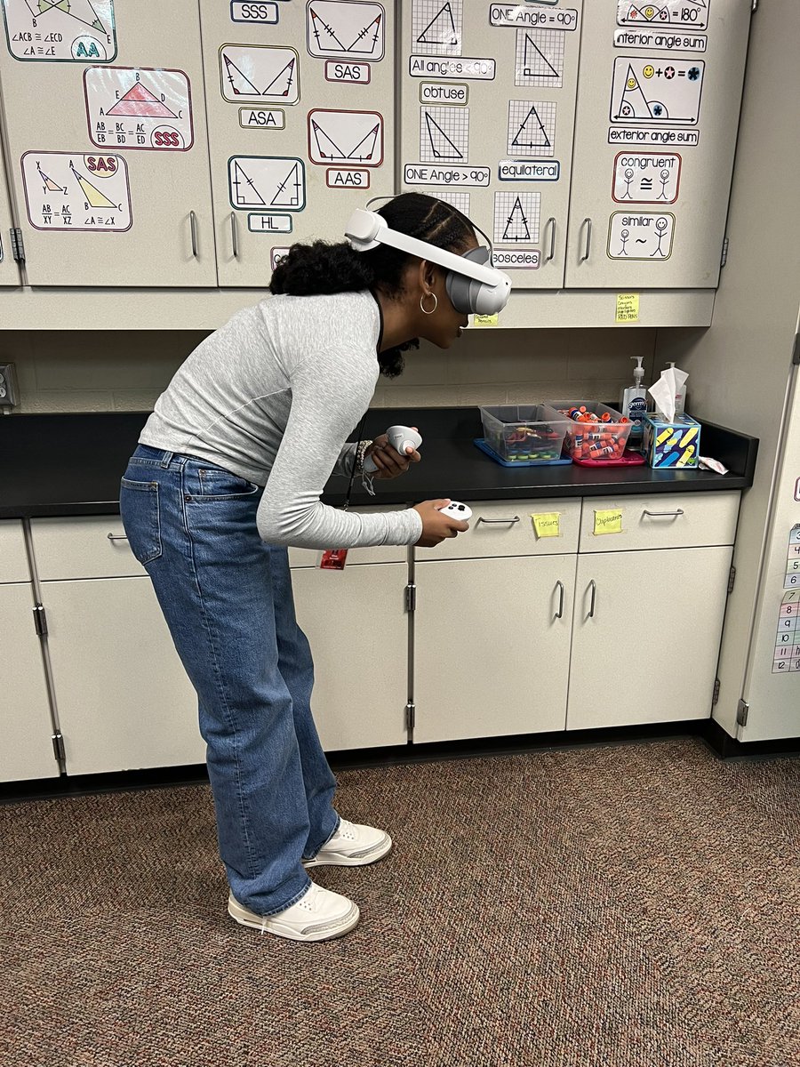 UnionMath's tweet image. Practicing the Pythagorean Theorem with VR! @union8center @PrismsOfReality