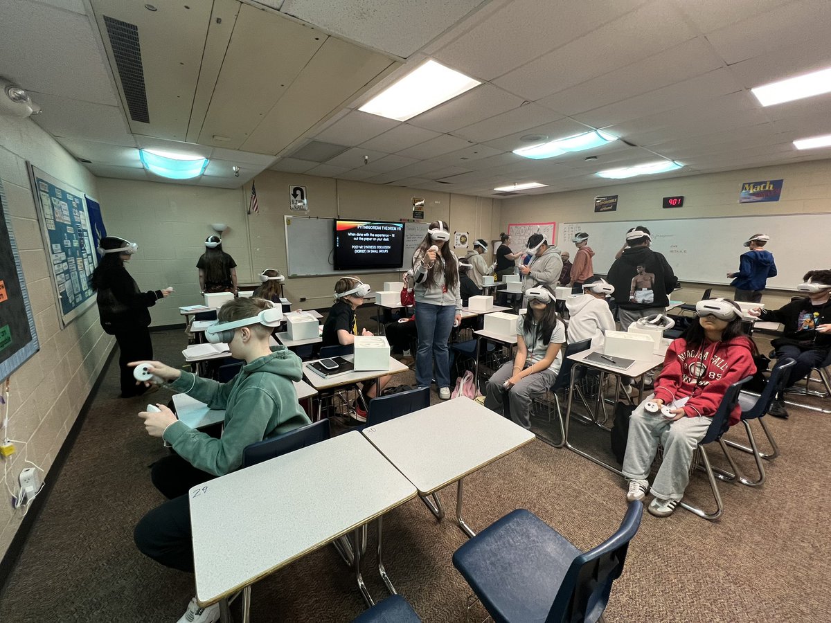 UnionMath's tweet image. Practicing the Pythagorean Theorem with VR! @union8center @PrismsOfReality